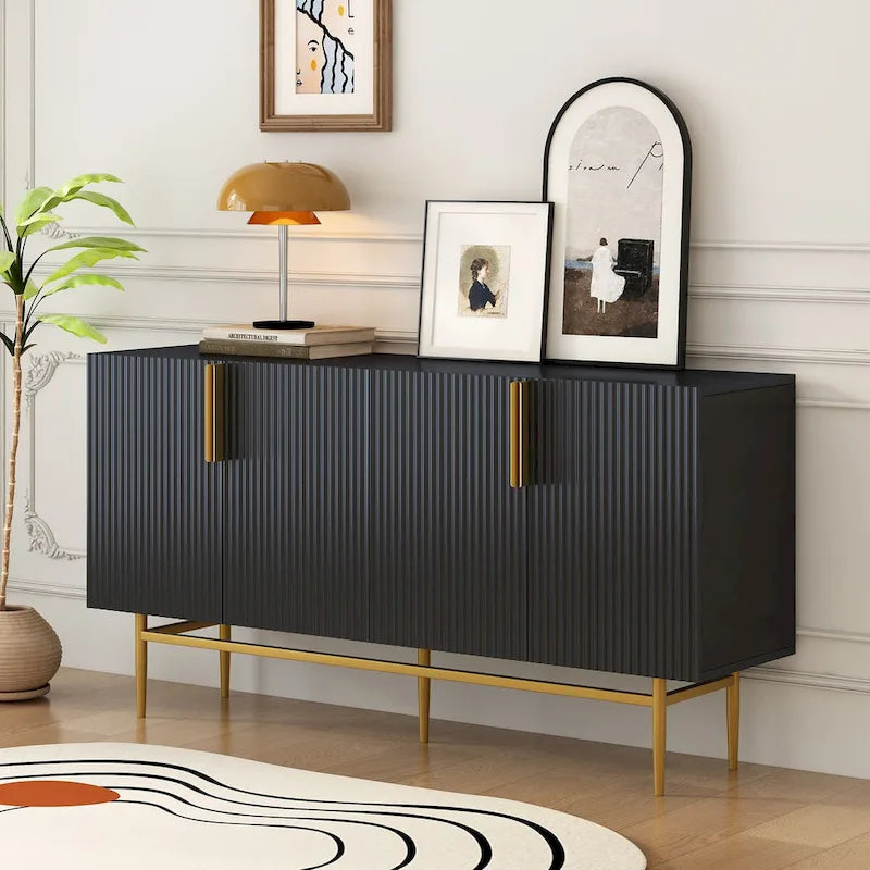 Buffet quatre portes Panneaux de porte cannelés à rayures verticales Poignées de barre dorées Base en métal doré Étagères réglables Plateau en panneaux de particules MDF