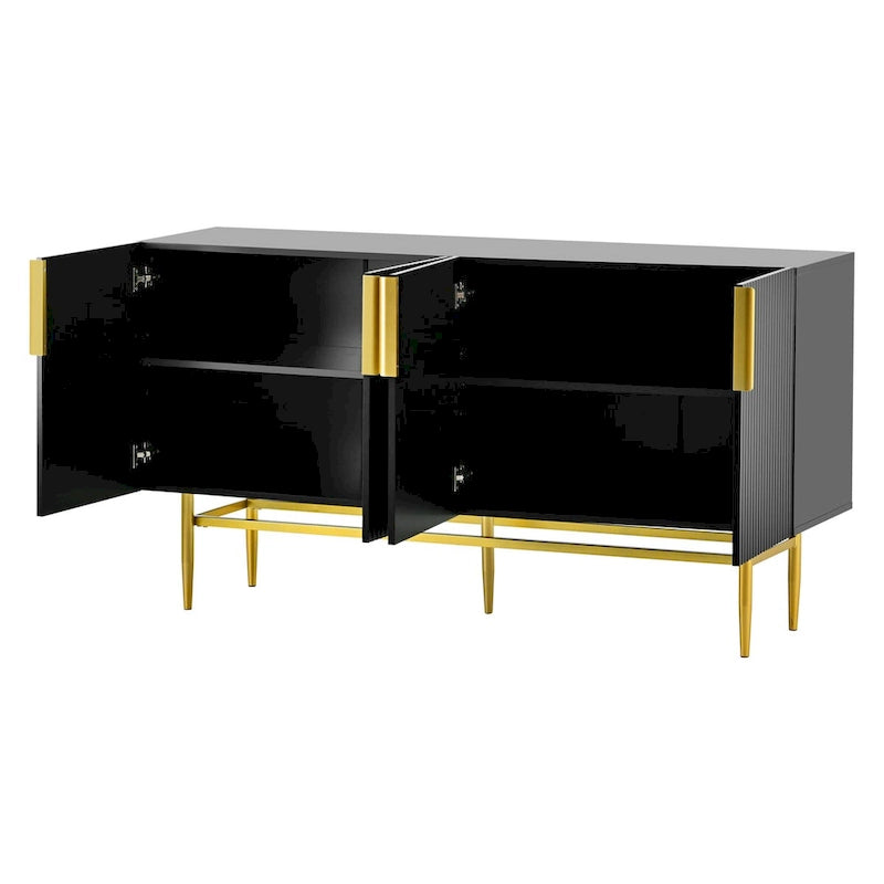 Buffet quatre portes Panneaux de porte cannelés à rayures verticales Poignées de barre dorées Base en métal doré Étagères réglables Plateau en panneaux de particules MDF
