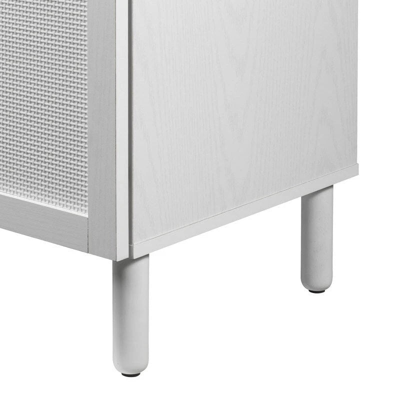 Armoire à deux portes Panneaux de porte en rotin synthétique Quincaillerie avec tirette Un tiroir réglable Pieds cylindriques en bois massif Plateau en MDF blanc