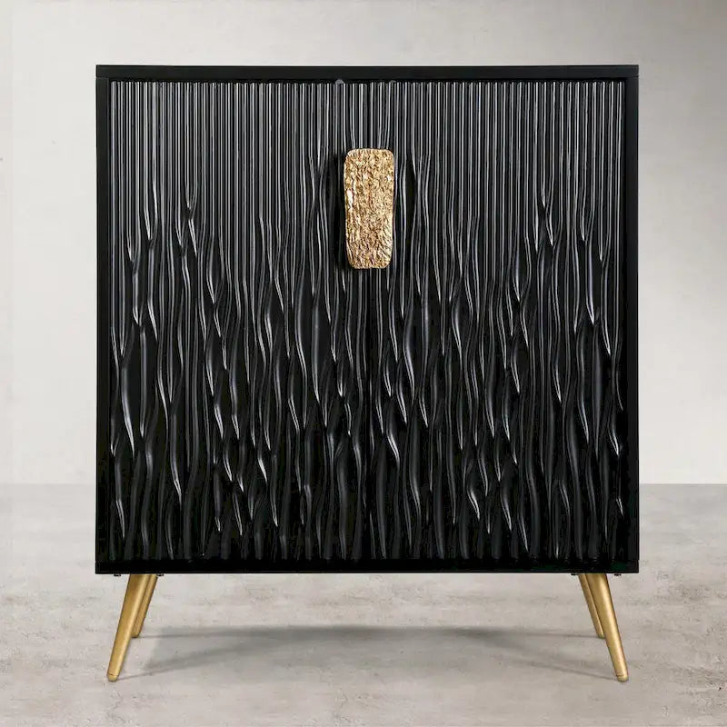 Cabinet d'appoint noir à deux portes, texture sculptée, poignées dorées martelées, pieds fuselés