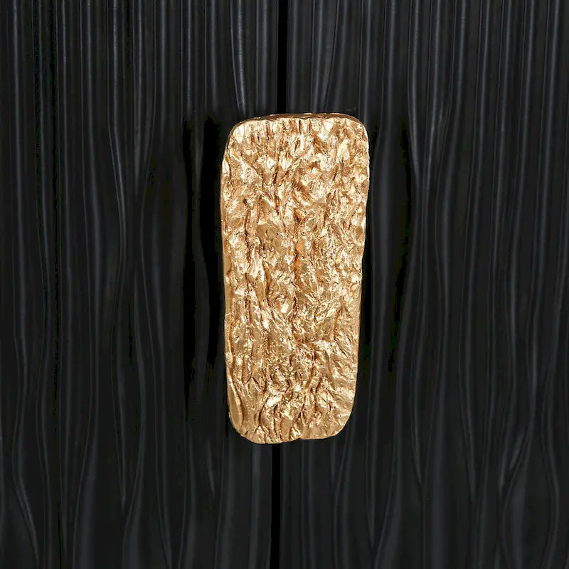 Cabinet d'appoint noir à deux portes, texture sculptée, poignées dorées martelées, pieds fuselés
