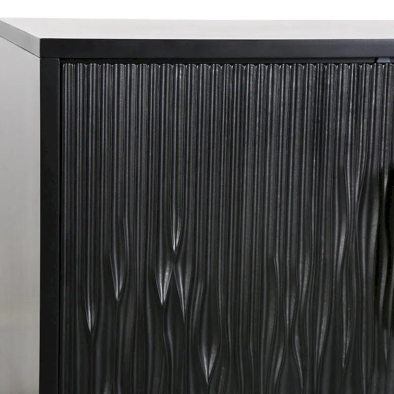 Cabinet d'appoint noir à deux portes, texture sculptée, poignées dorées martelées, pieds fuselés