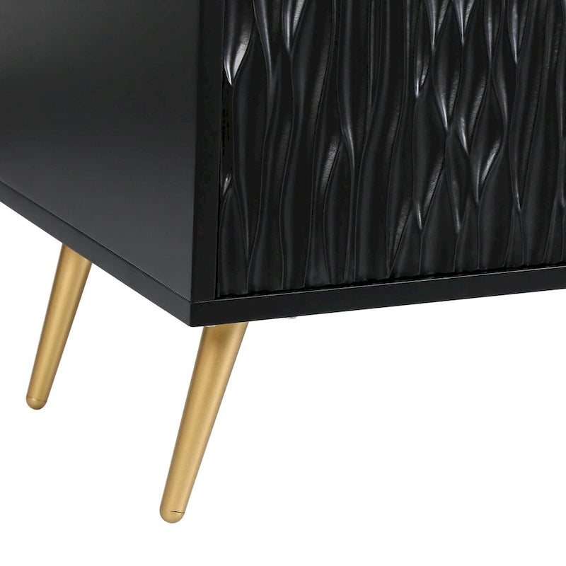 Cabinet d'appoint noir à deux portes, texture sculptée, poignées dorées martelées, pieds fuselés
